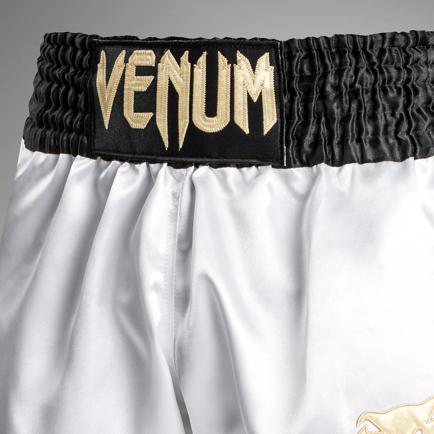 Venum Classic Muay Thai Shorts - Negro/Blanco/Oro - Image 4