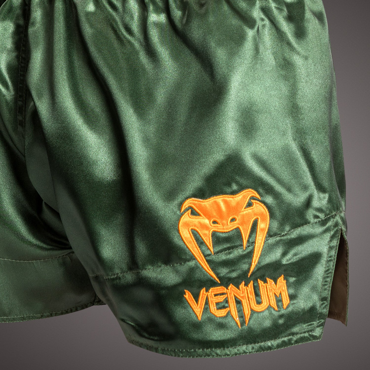 Venum Classic Pantalón corto de muay thai - Verde/Dorado/Negro - Image 4