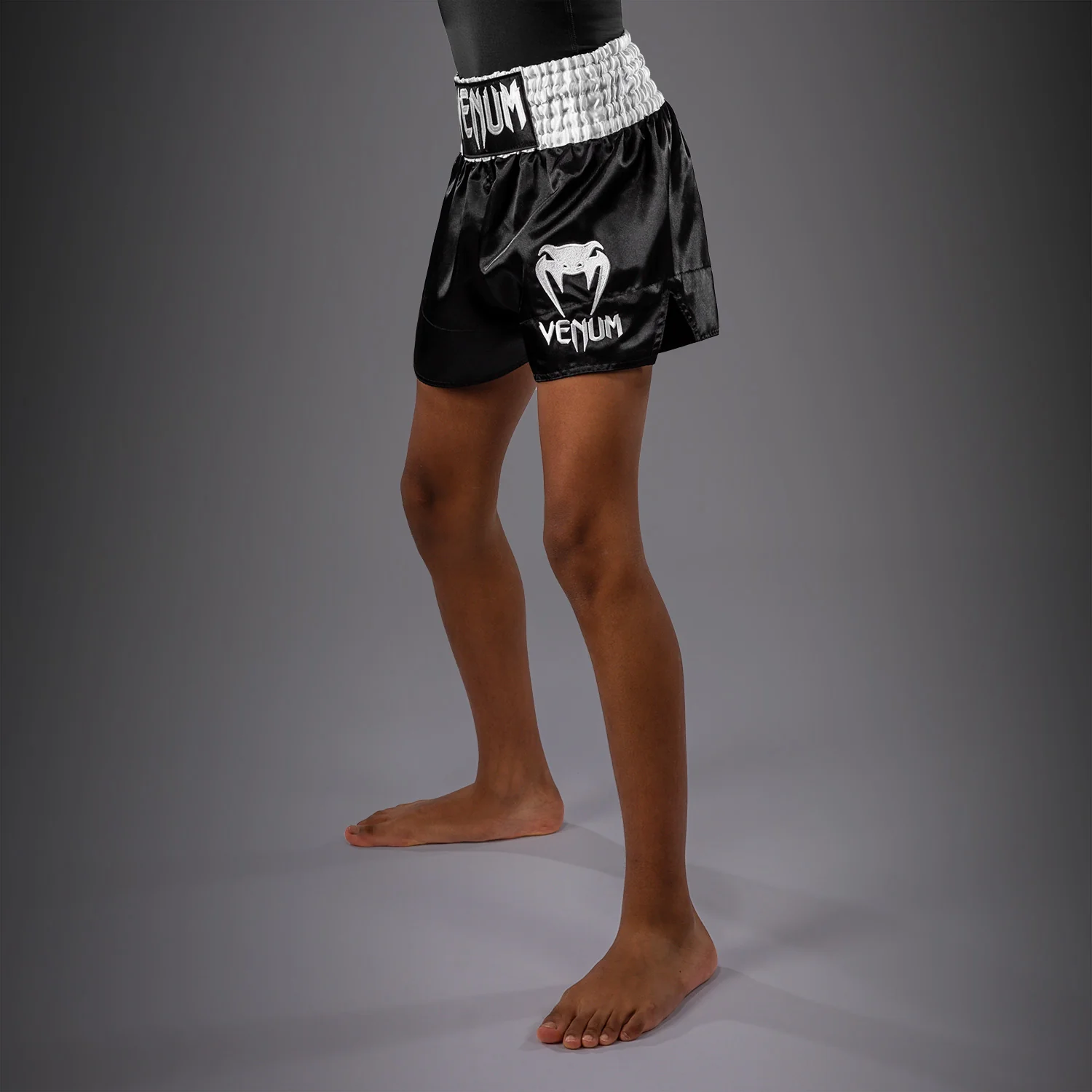 Venum Classic Short de Muay Thai para niños – Negro/Blanco - Image 3