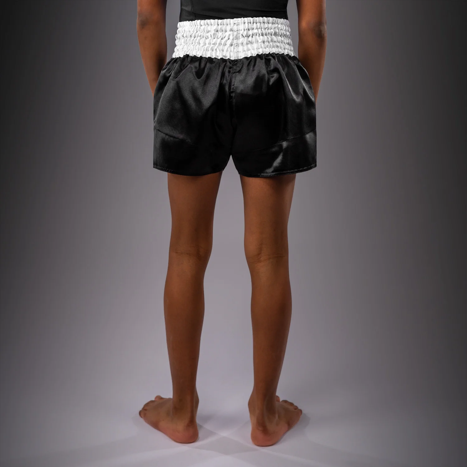 Venum Classic Short de Muay Thai para niños – Negro/Blanco - Image 4