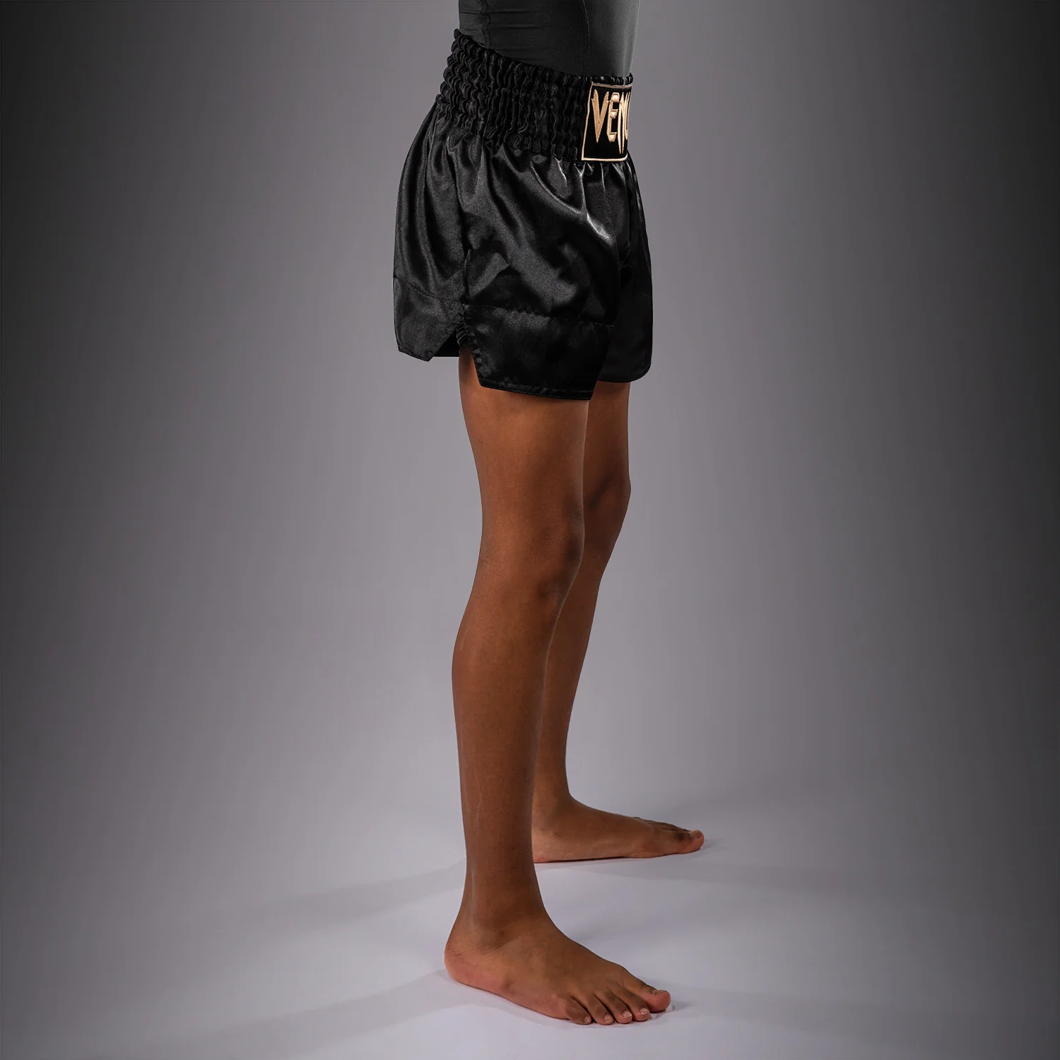 Venum Classic Short de Muay Thai para niños – Negro/Oro - Image 2