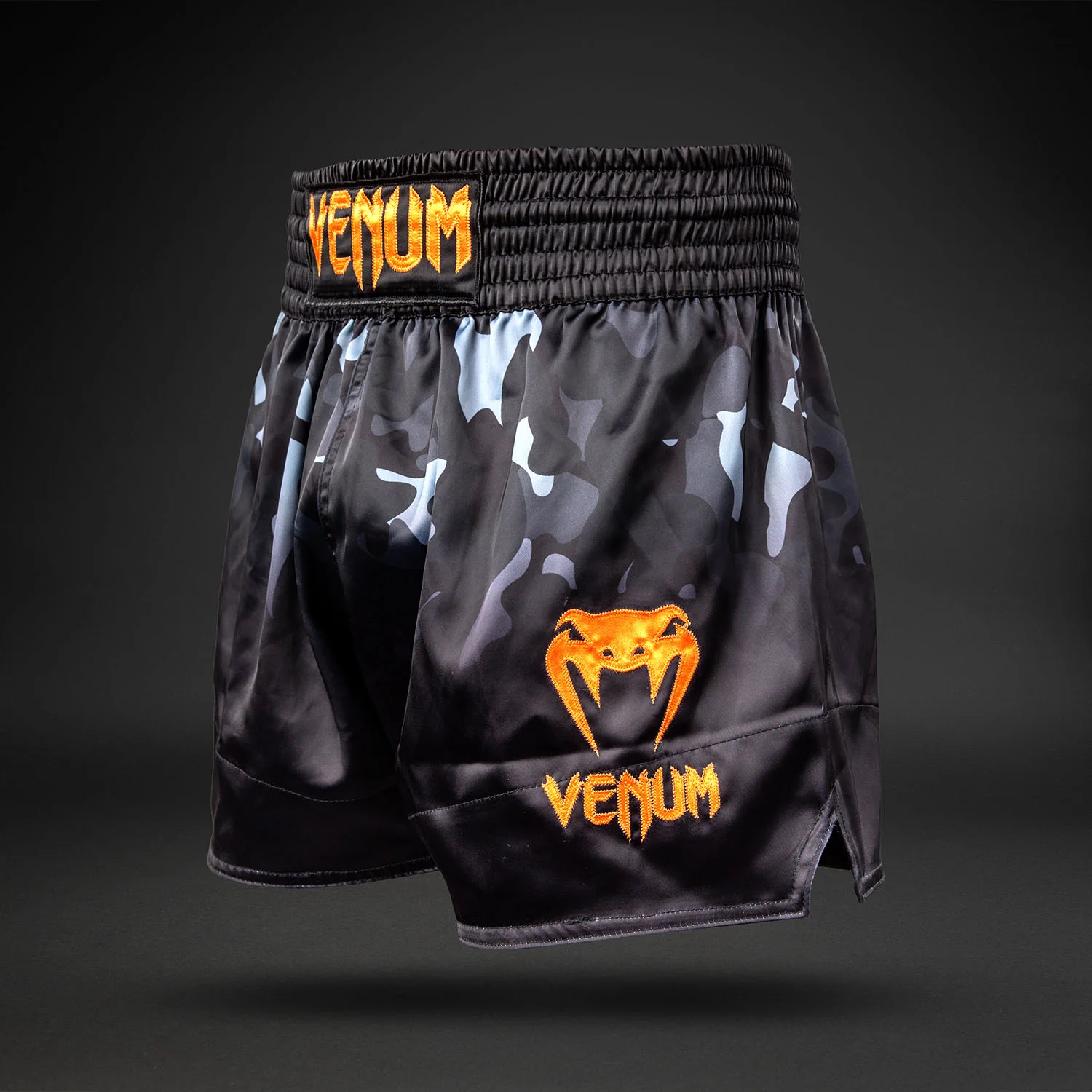 Venum Classic Shorts de Muay Thai - Camo Negro/Naranja - Image 2