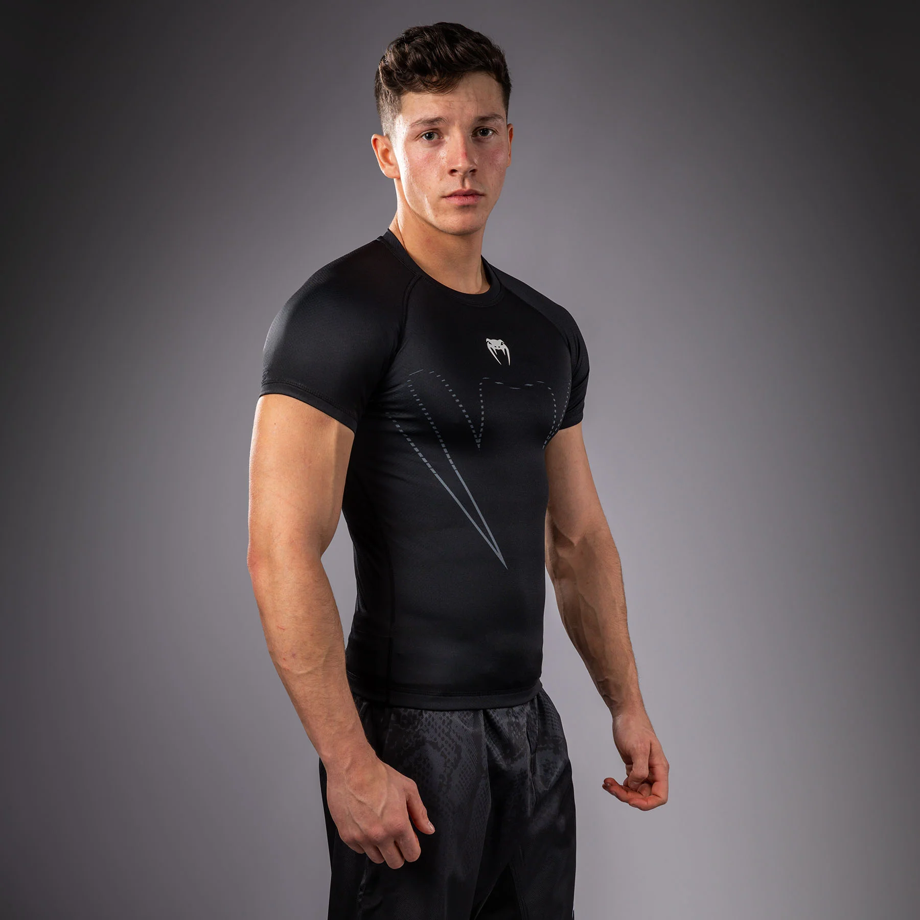 Venum Edge Rashguard Manga Corta – Negro/Arena - Image 2