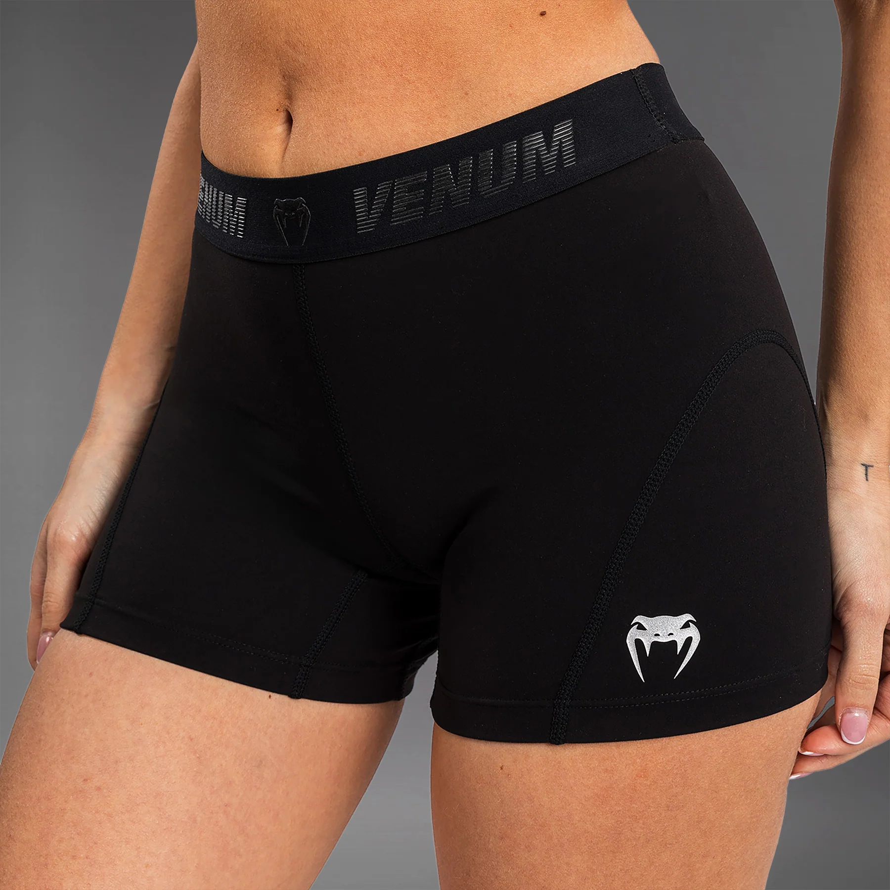 Venum Elevate Short Vale Tudo para mujer - Negro - Image 6