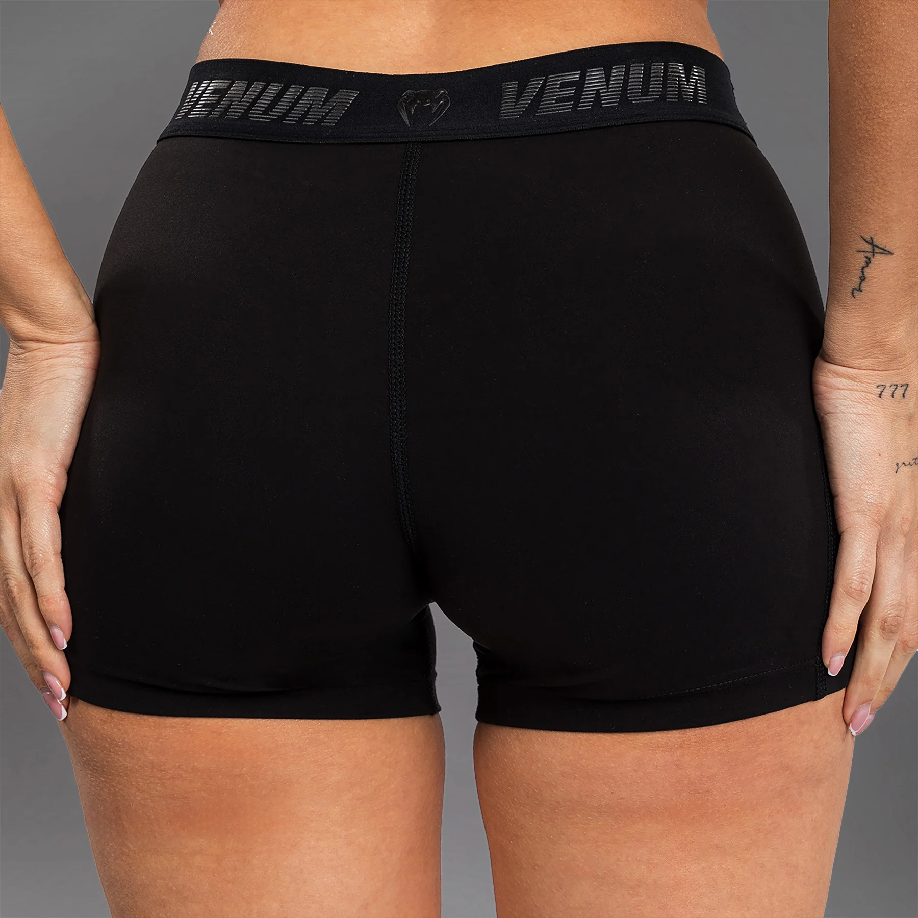 Venum Elevate Short Vale Tudo para mujer - Negro - Image 7