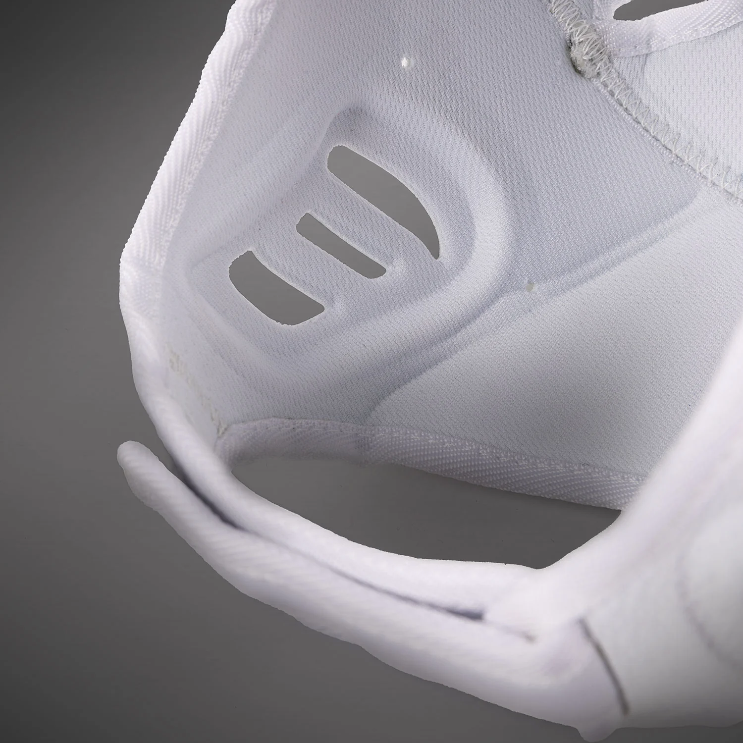 Venum Elite Casco Softshell Protect – Blanco/Negro - Image 7