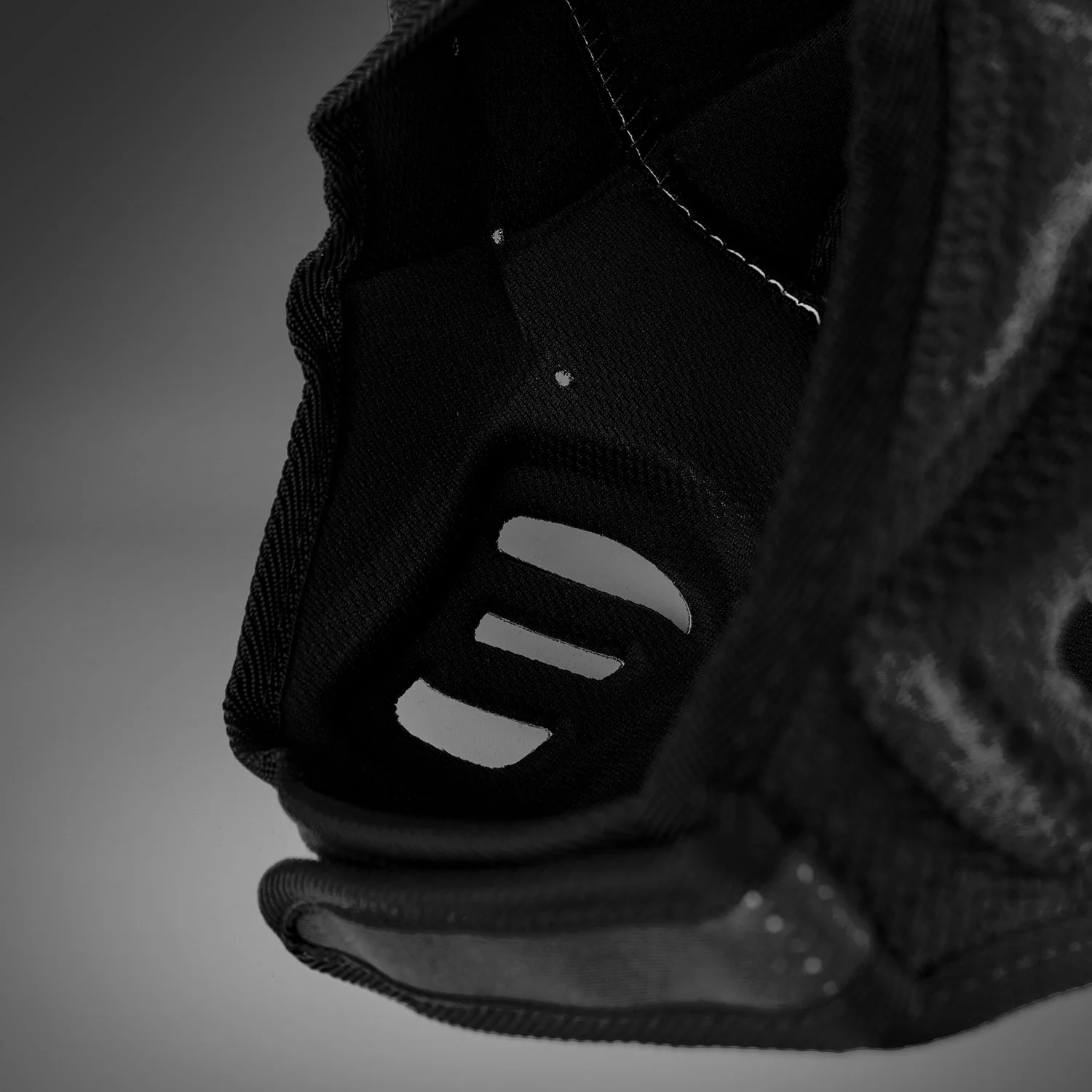 Venum Elite Casco Softshell Protect – Negro/Blanco - Image 8