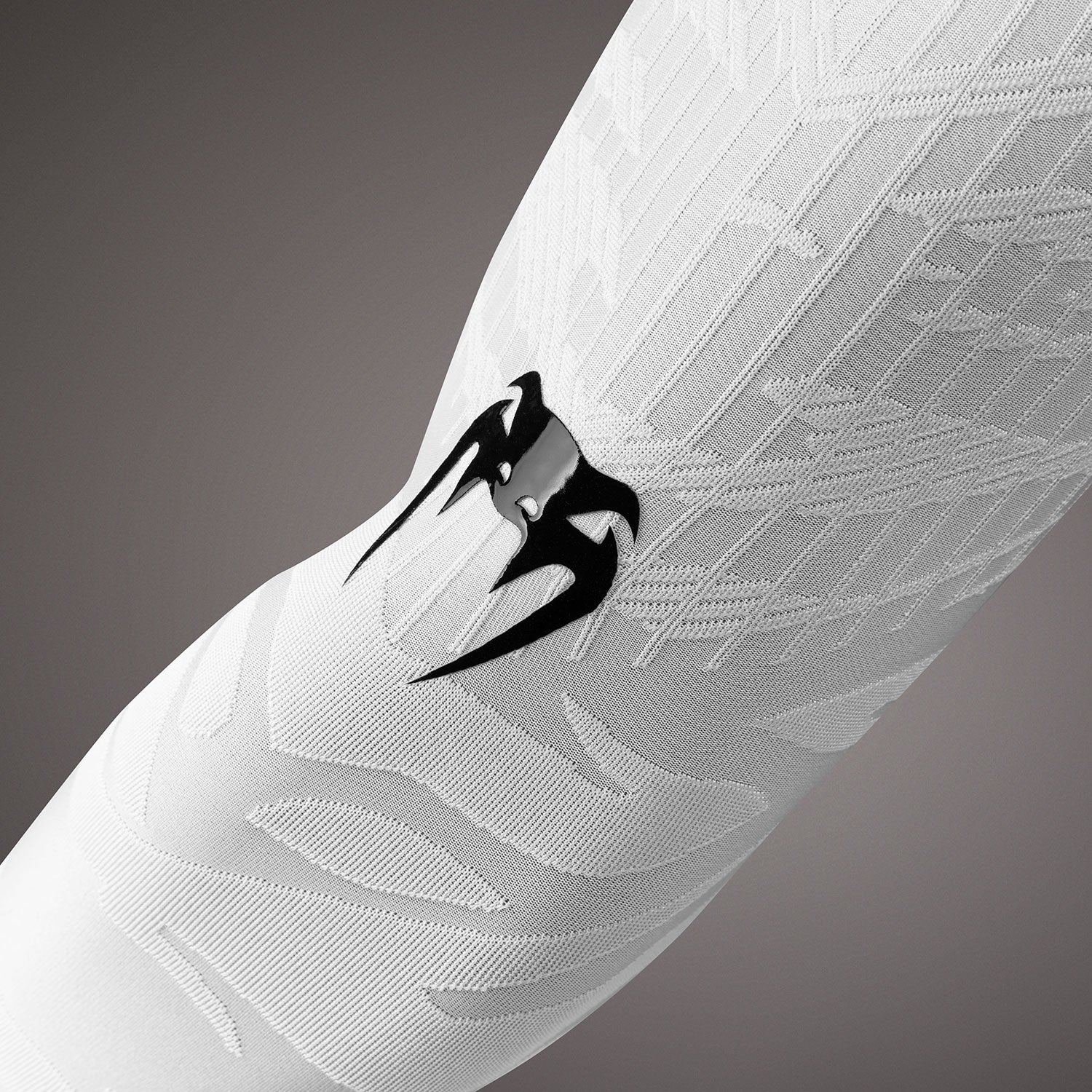 Venum Elite Mangas para Brazo - Blanco/Negro - Image 3