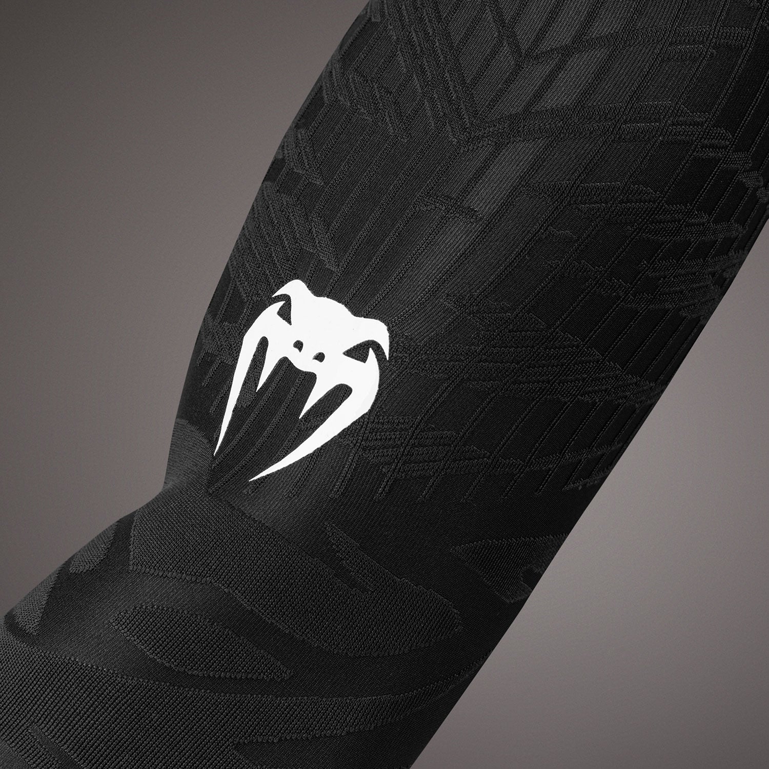 Venum Elite Mangas para Brazo - Negro/Blanco - Image 3