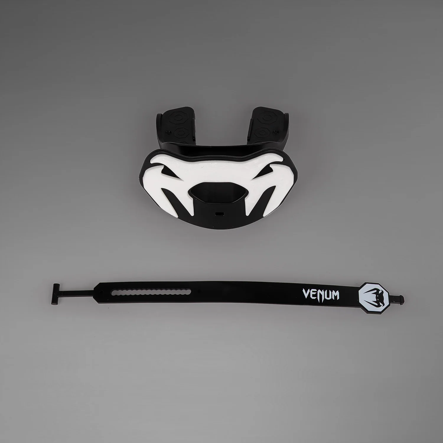 Venum Elite Protector Bucal Edición Logo  - Negro/Blanco - Image 2