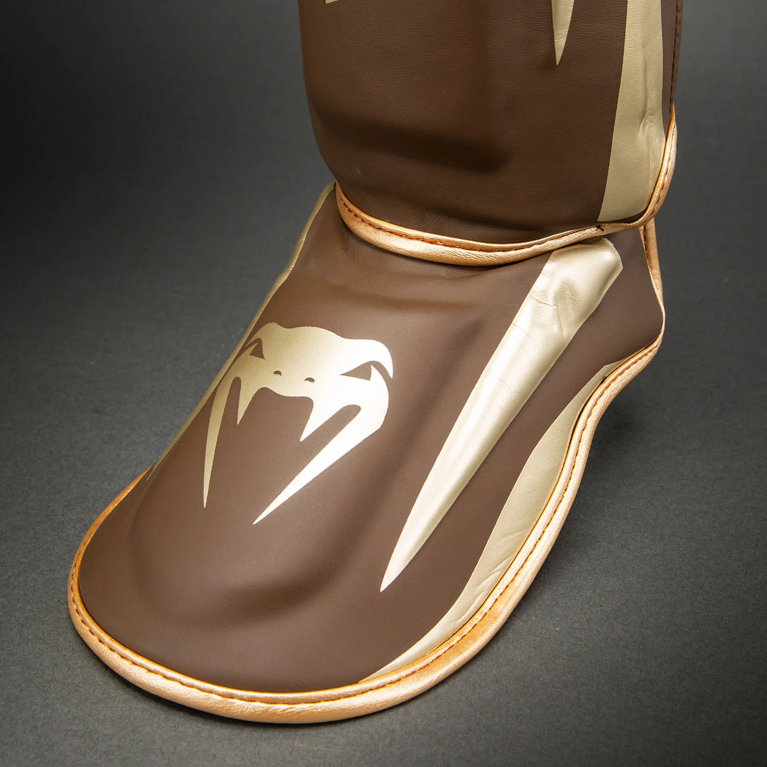 Venum Elite Protectores de Espinilla - Marrón Oscuro - Image 4