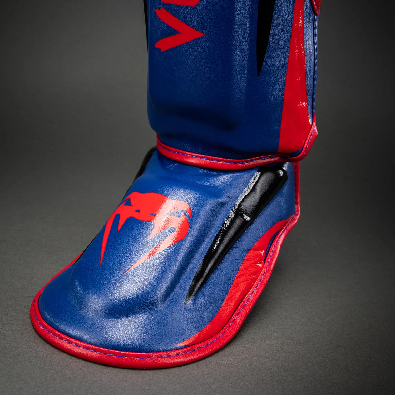 Venum Elite Protectores de Espinillas - Azul Oscuro/Rojo - Image 4