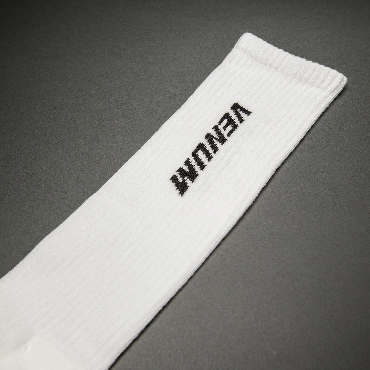 Venum Essential Calcetines Sobre la Pantorrilla – Blanco/Negro - Image 2