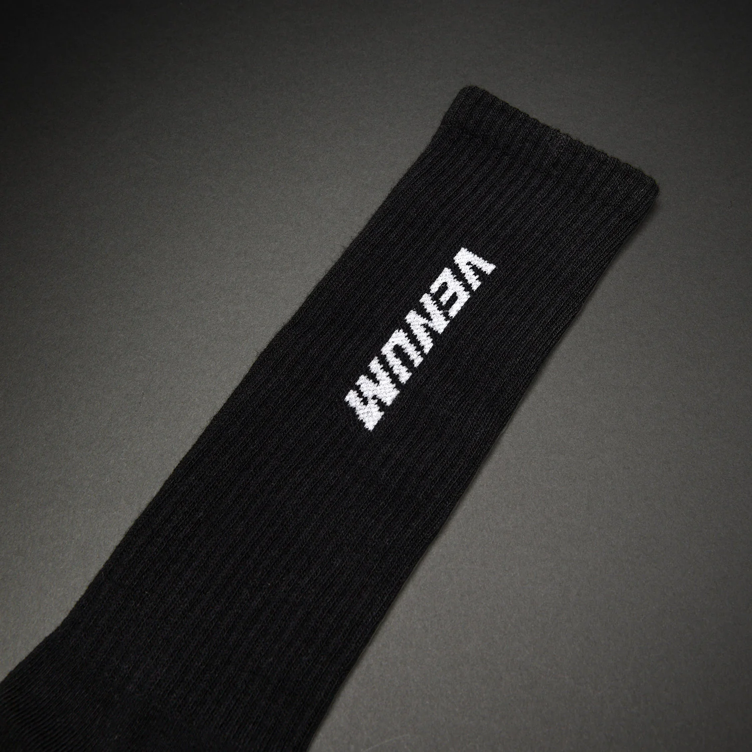 Venum Essential Calcetines Sobre la Pantorrilla – Negro/Blanco - Image 2