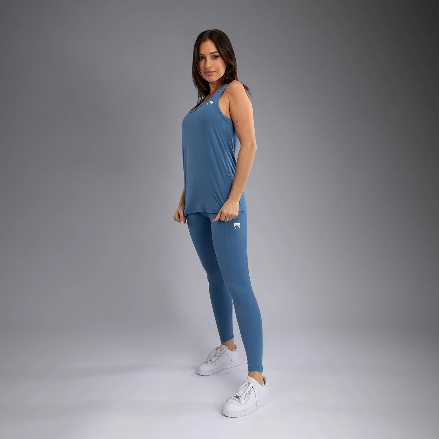 Venum Essential Top sin Mangas para Mujer - Azul Tormenta - Image 2