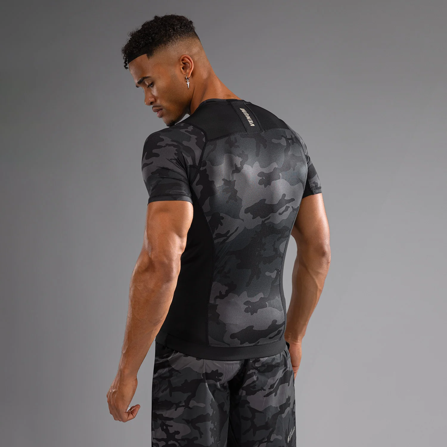 Venum G-Fit Air Rashguard de Manga Corta para Hombre - Camuflaje Urbano Digital - Image 2