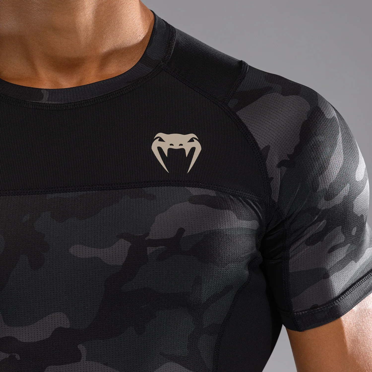 Venum G-Fit Air Rashguard de Manga Corta para Hombre - Camuflaje Urbano Digital - Image 7