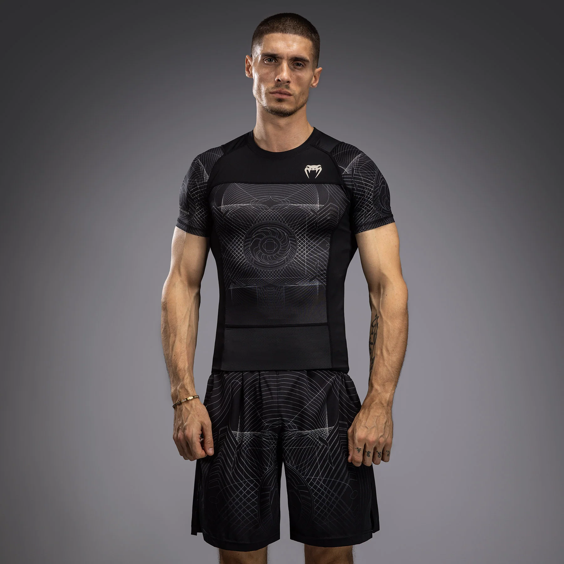 Venum G-Fit Air Rashguard de Manga Corta para Hombre - Negro Profundo/Arena del desierto