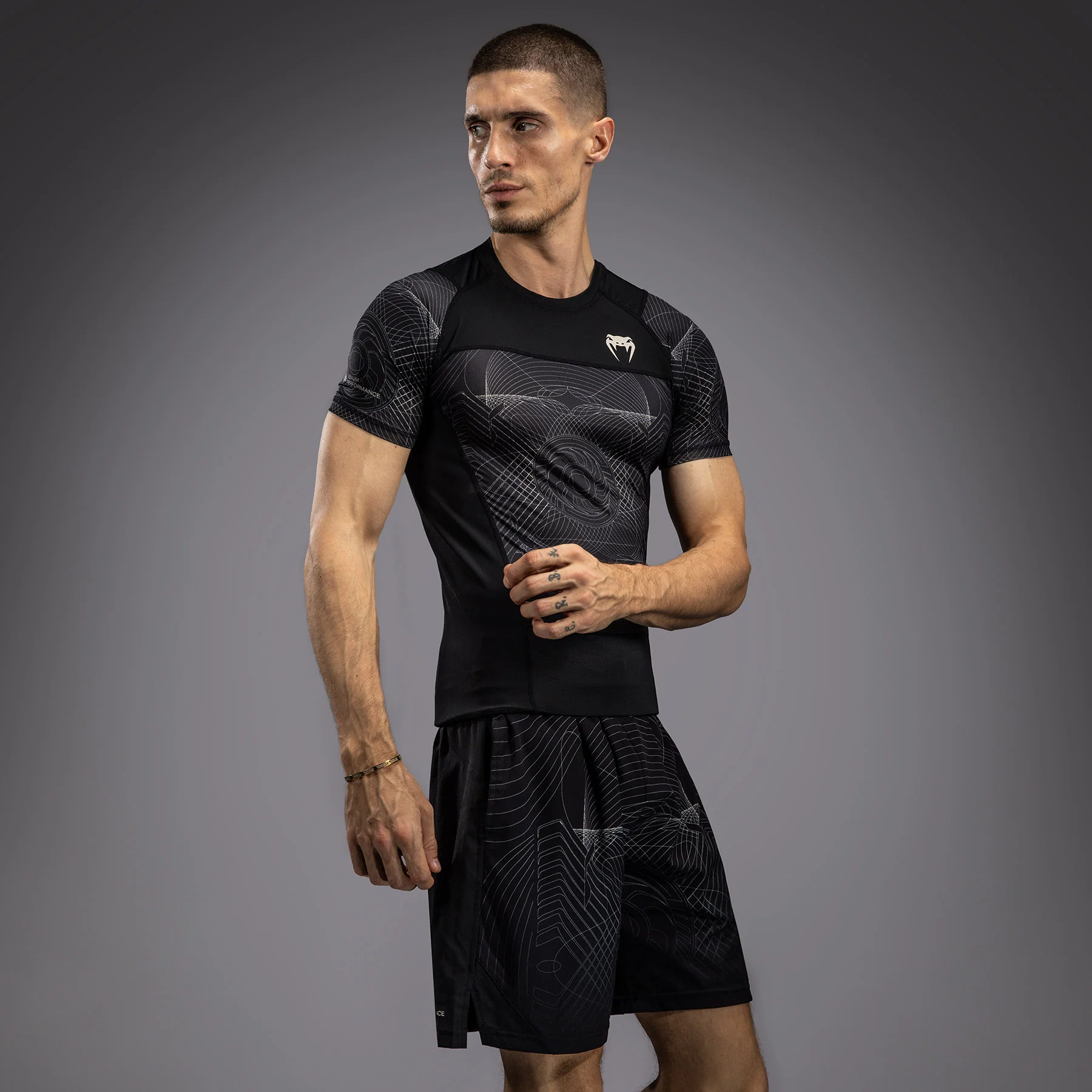 Venum G-Fit Air Rashguard de Manga Corta para Hombre - Negro Profundo/Arena del desierto - Image 3