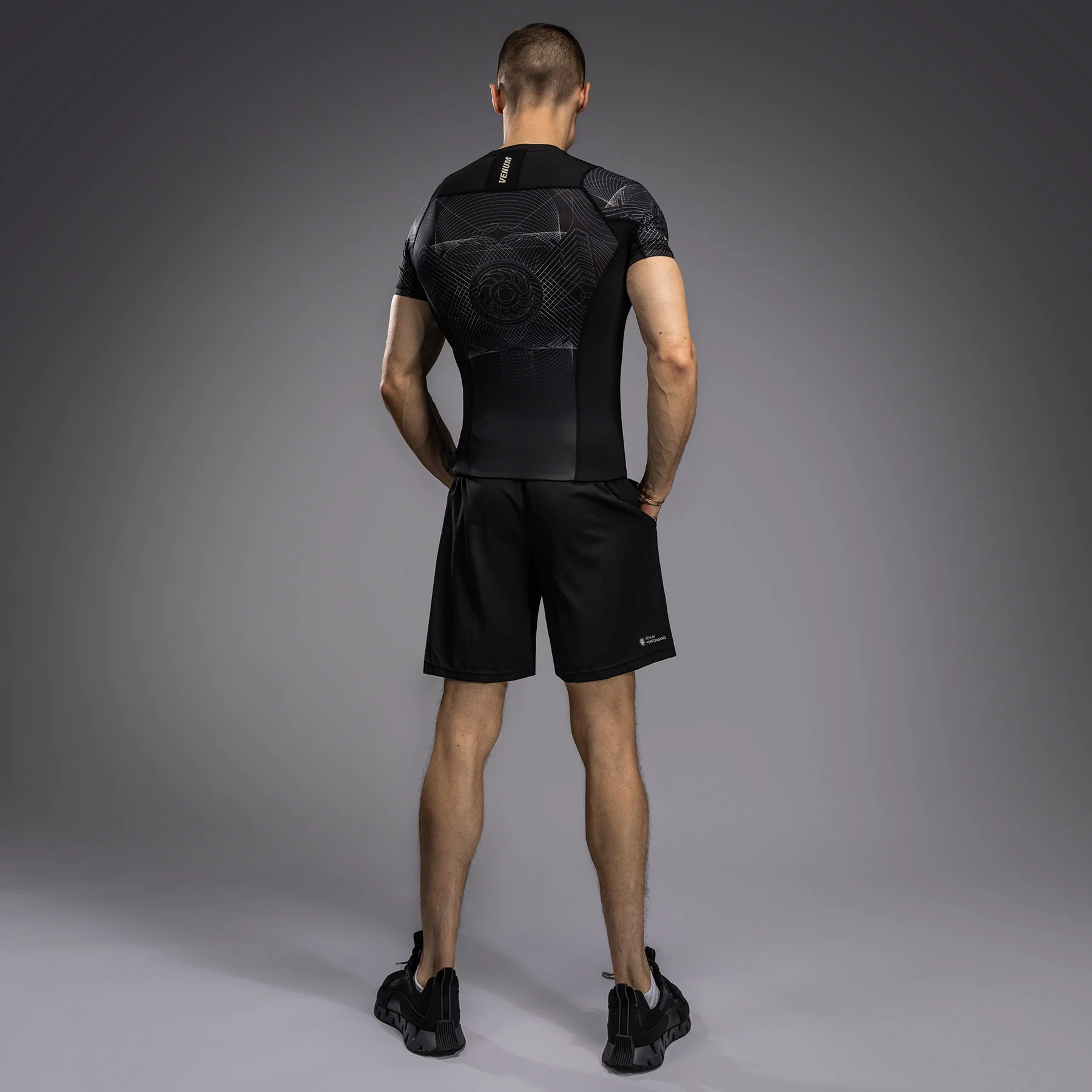 Venum G-Fit Air Rashguard de Manga Corta para Hombre - Negro Profundo/Arena del desierto - Image 5