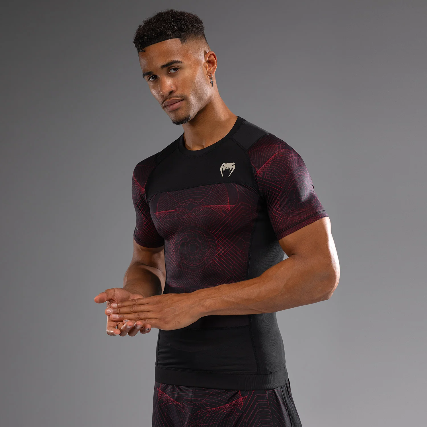 Venum G-Fit Air Rashguard de Manga Corta para Hombre - Negro Profundo/Rojo Fuego - Image 3