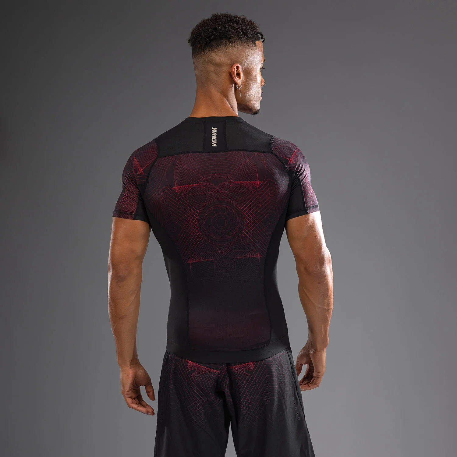 Venum G-Fit Air Rashguard de Manga Corta para Hombre - Negro Profundo/Rojo Fuego - Image 5
