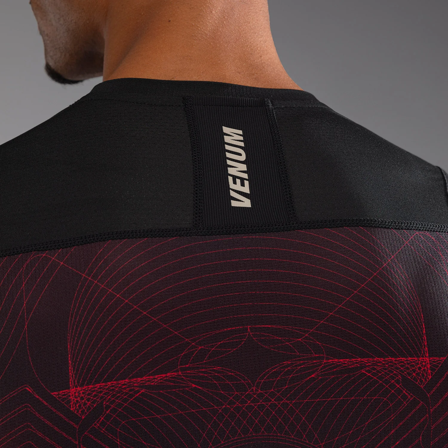 Venum G-Fit Air Rashguard de Manga Corta para Hombre - Negro Profundo/Rojo Fuego - Image 6