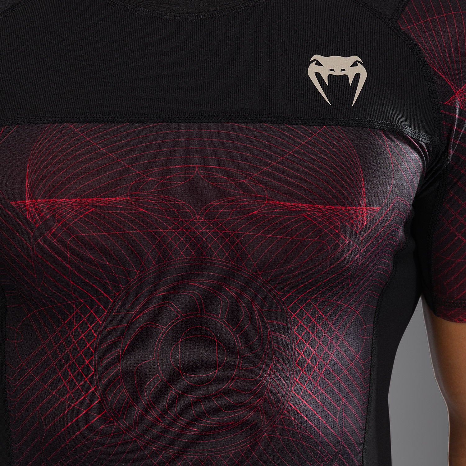 Venum G-Fit Air Rashguard de Manga Corta para Hombre - Negro Profundo/Rojo Fuego - Image 7