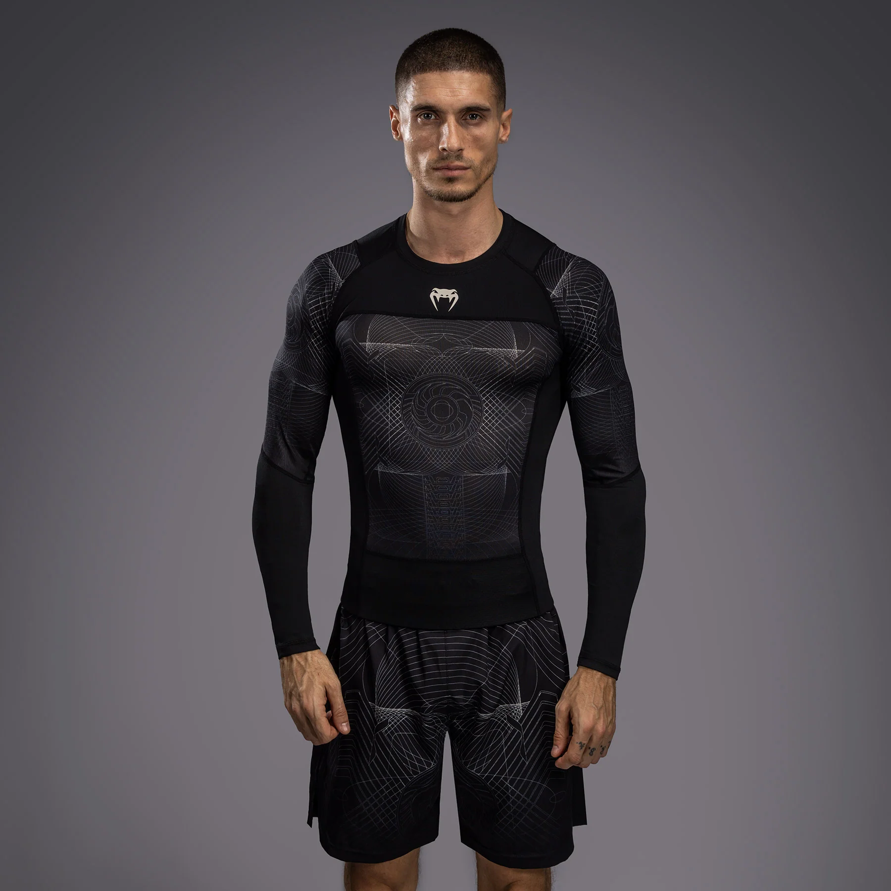 Venum G-Fit Air Rashguard de Manga Larga para Hombre - Negro Profundo/Arena del desierto
