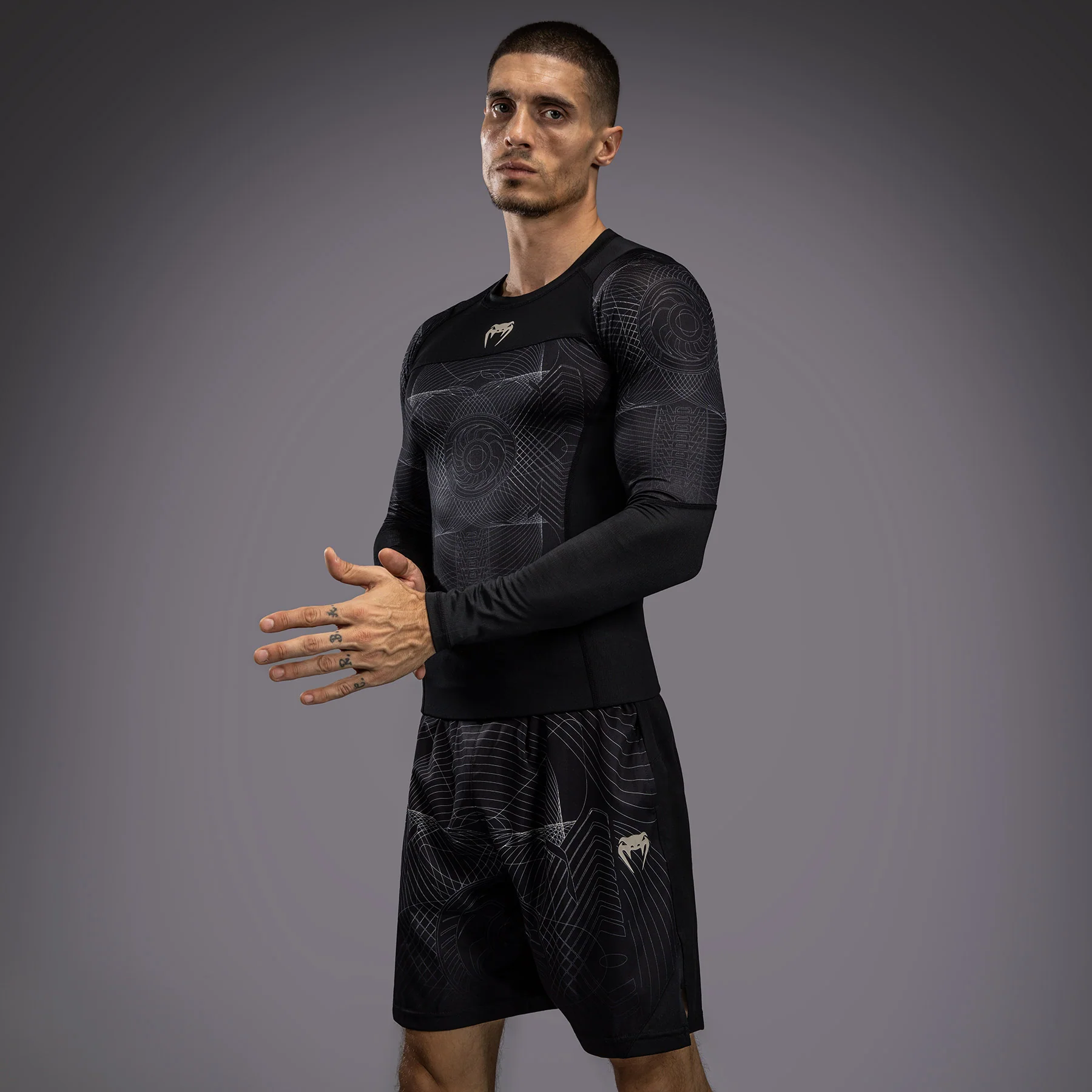 Venum G-Fit Air Rashguard de Manga Larga para Hombre - Negro Profundo/Arena del desierto - Image 5