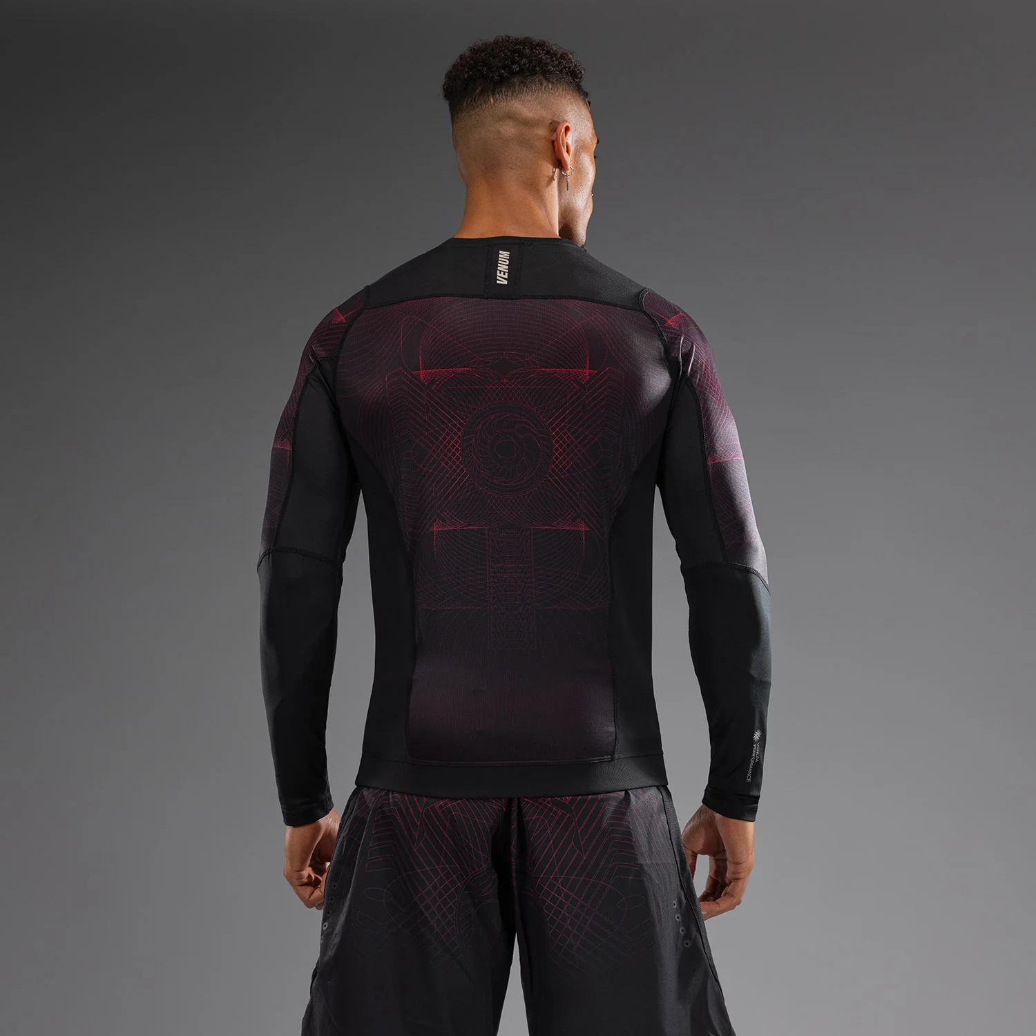 Venum G-Fit Air Rashguard de Manga Larga para Hombre - Negro Profundo/Rojo Fuego - Image 2