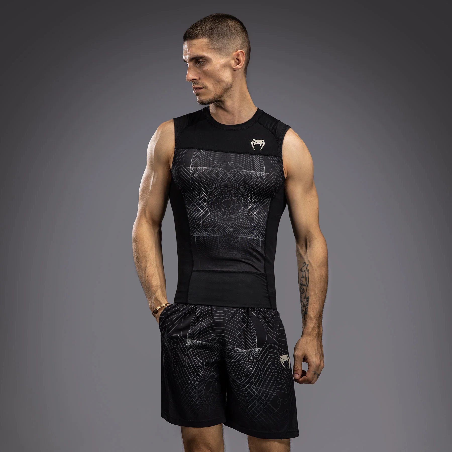 Venum G-Fit Air Rashguard sin Mangas para Hombre - Negro Profundo/Arena del desierto