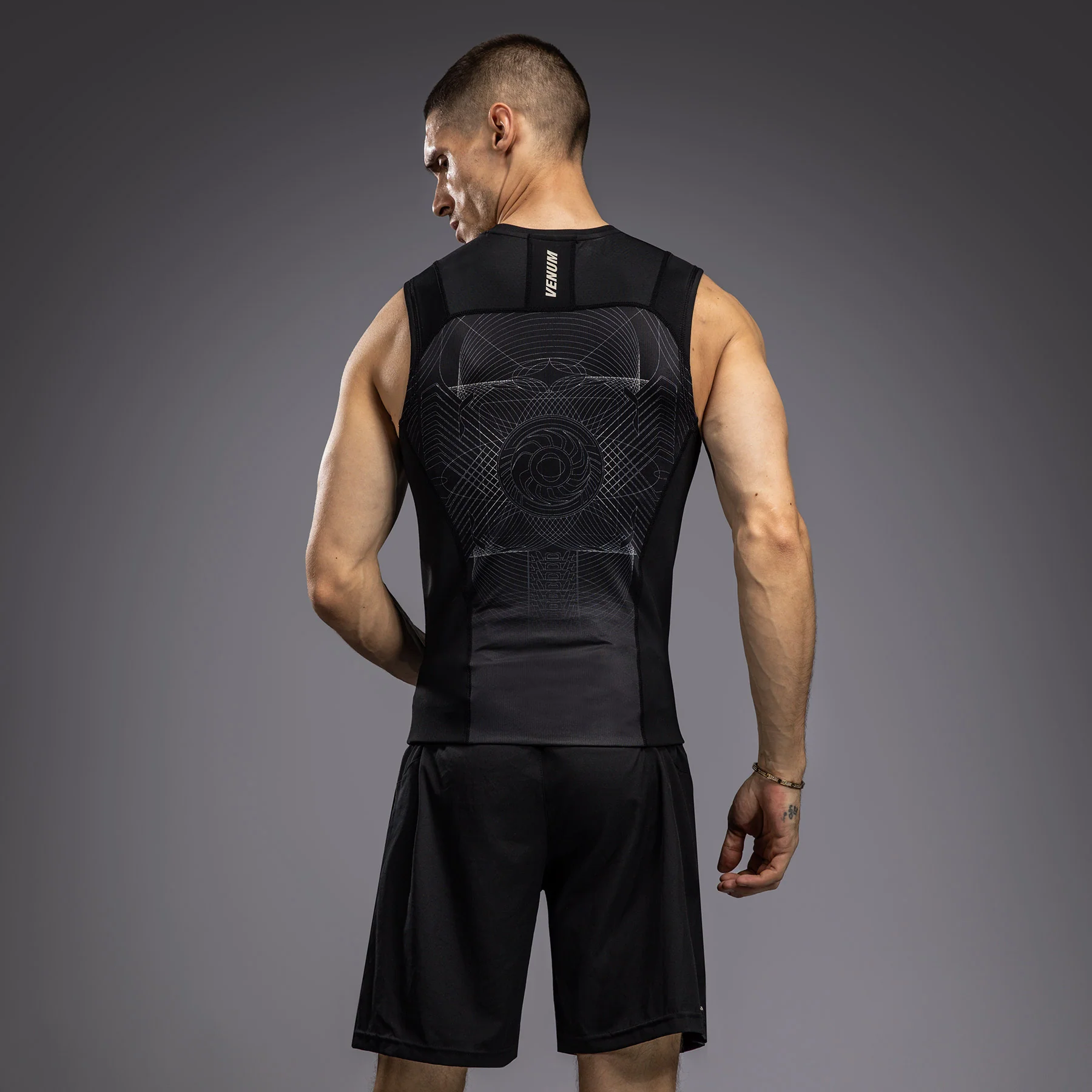 Venum G-Fit Air Rashguard sin Mangas para Hombre - Negro Profundo/Arena del desierto - Image 2
