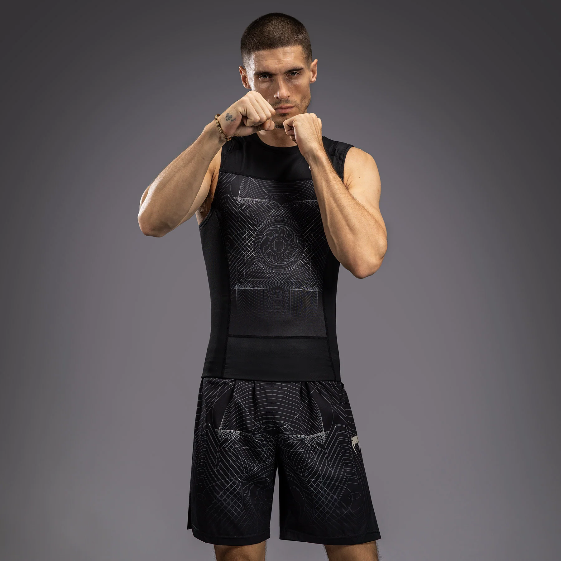 Venum G-Fit Air Rashguard sin Mangas para Hombre - Negro Profundo/Arena del desierto - Image 3