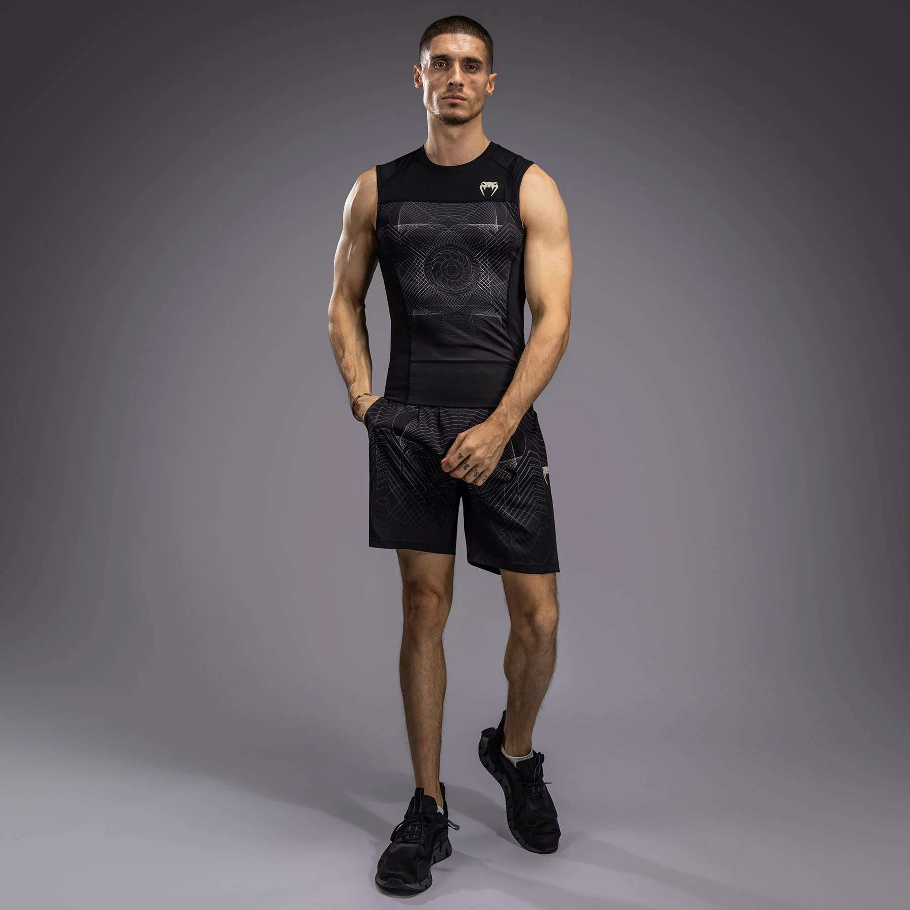 Venum G-Fit Air Rashguard sin Mangas para Hombre - Negro Profundo/Arena del desierto - Image 4
