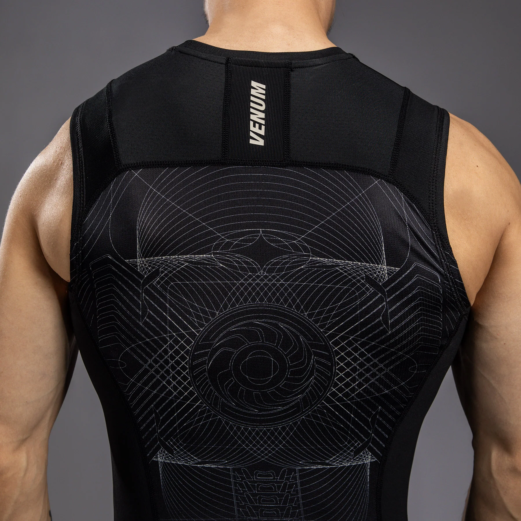 Venum G-Fit Air Rashguard sin Mangas para Hombre - Negro Profundo/Arena del desierto - Image 7