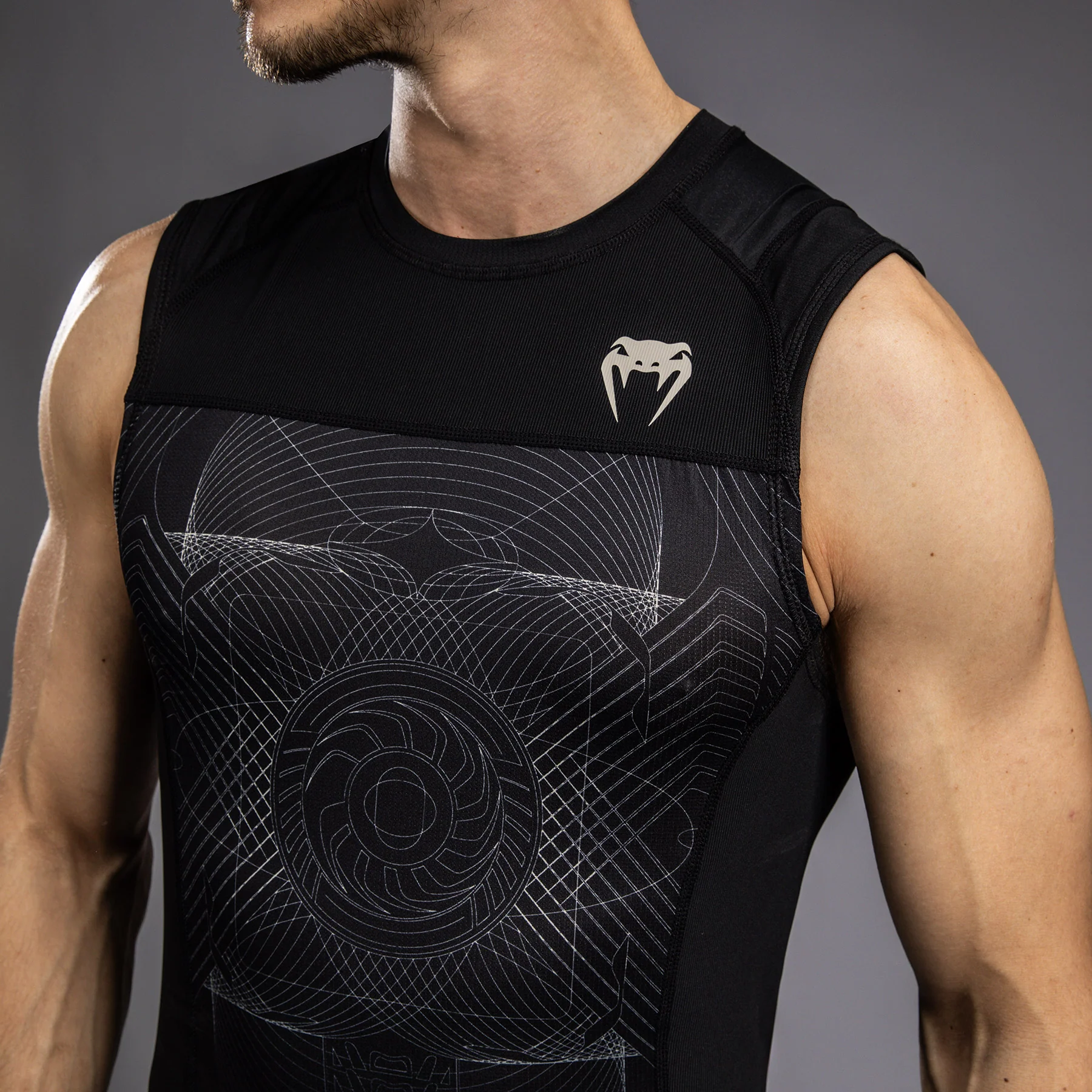 Venum G-Fit Air Rashguard sin Mangas para Hombre - Negro Profundo/Arena del desierto - Image 8