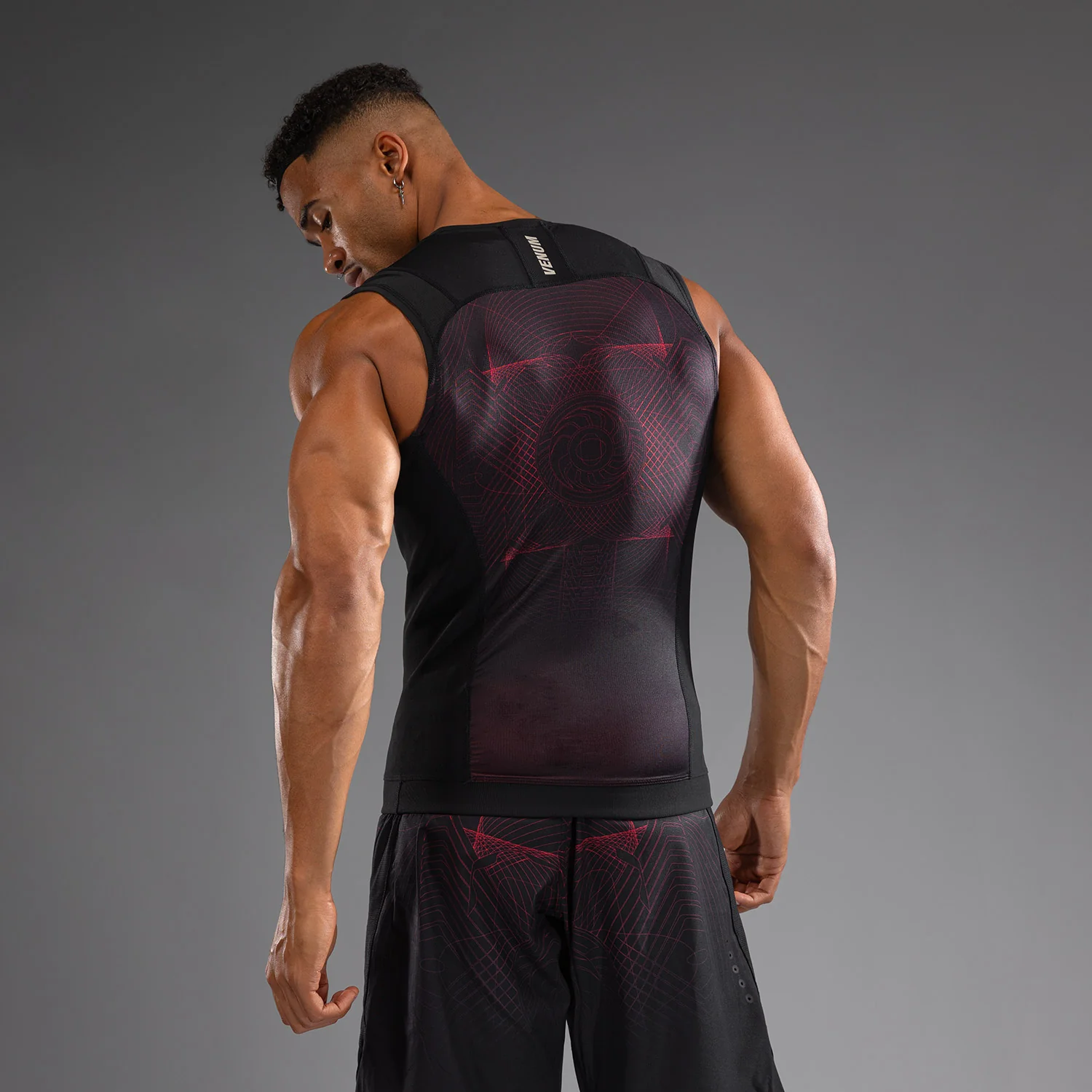 Venum G-Fit Air Rashguard sin Mangas para Hombre - Negro Profundo/Rojo Fuego - Image 2