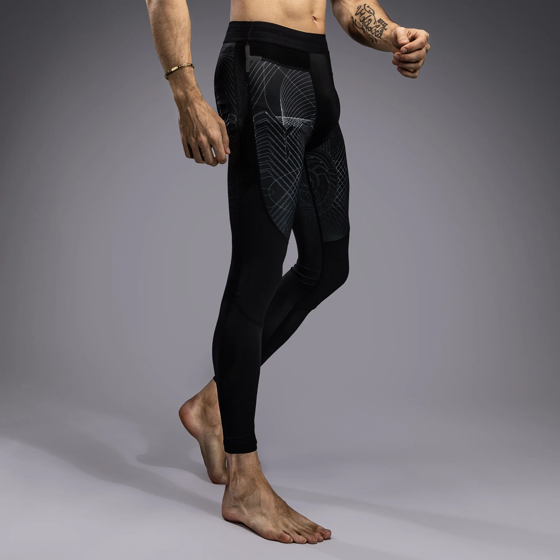 Venum G-Fit Air Spats para Hombre - Negro Profundo/Arena del desierto - Image 2