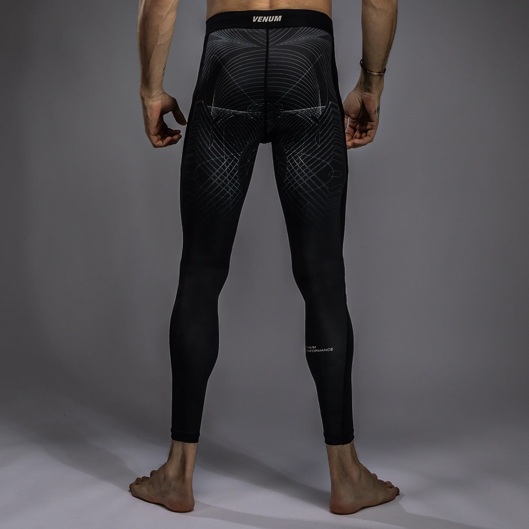 Venum G-Fit Air Spats para Hombre - Negro Profundo/Arena del desierto - Image 4