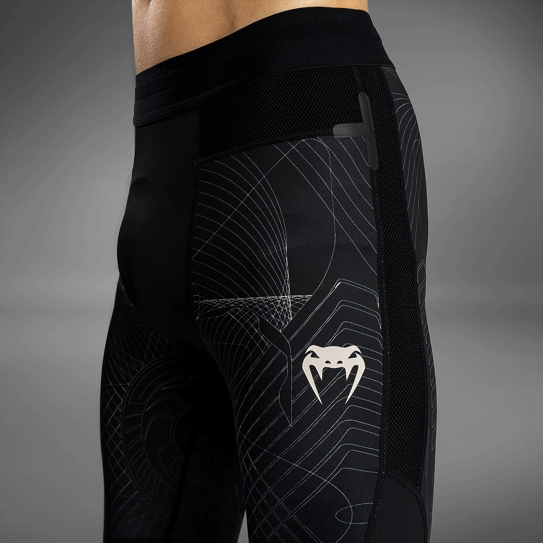 Venum G-Fit Air Spats para Hombre - Negro Profundo/Arena del desierto - Image 5