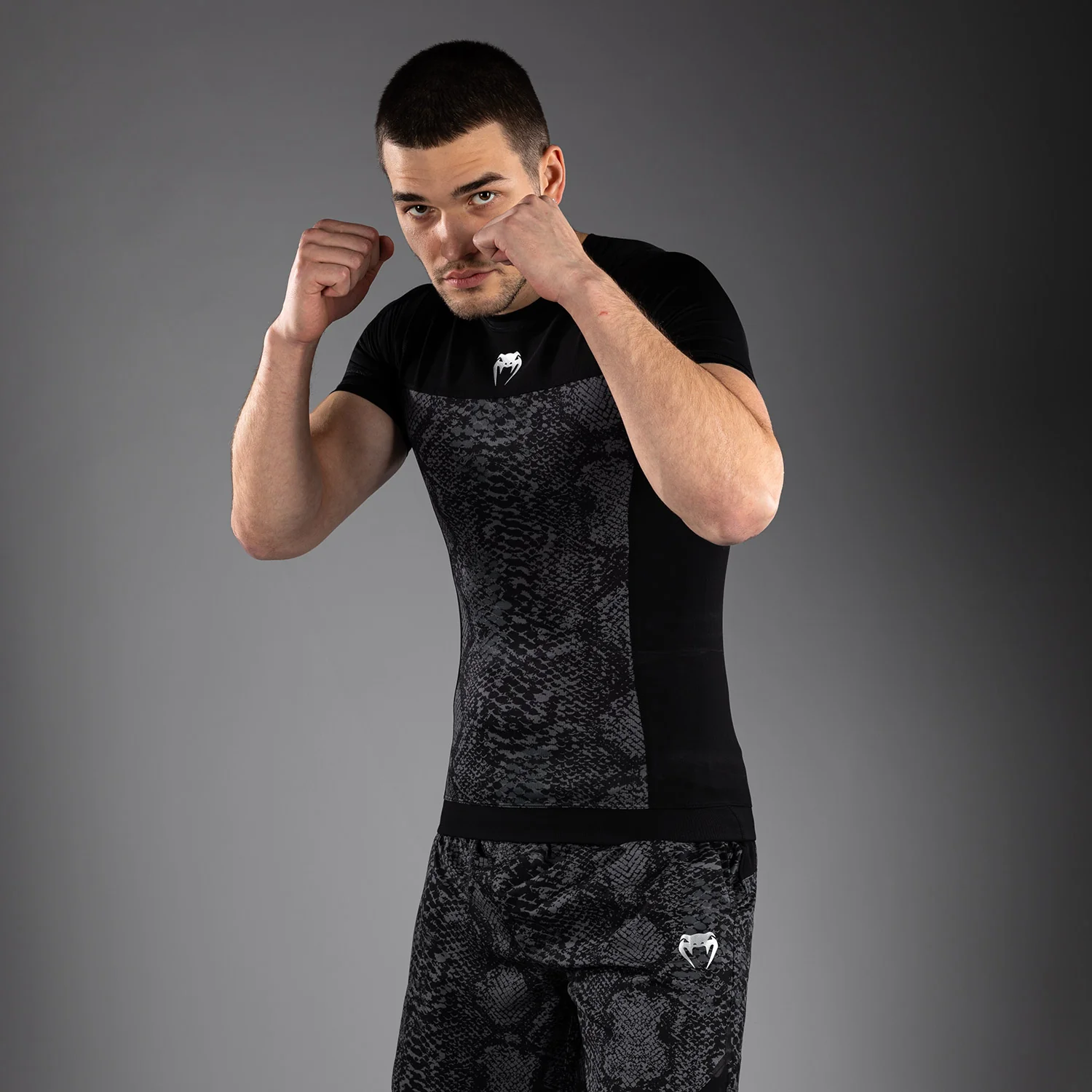 Venum G-Fit Scales Rashguard Manga Corta – Negro/Gris Carbón - Image 4