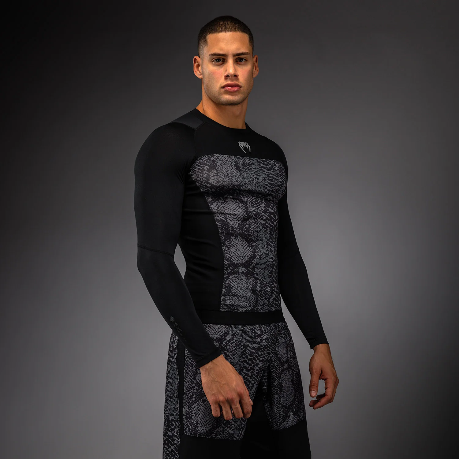 Venum G-Fit Scales Rashguard Manga Larga – Negro/Gris Carbón - Image 2