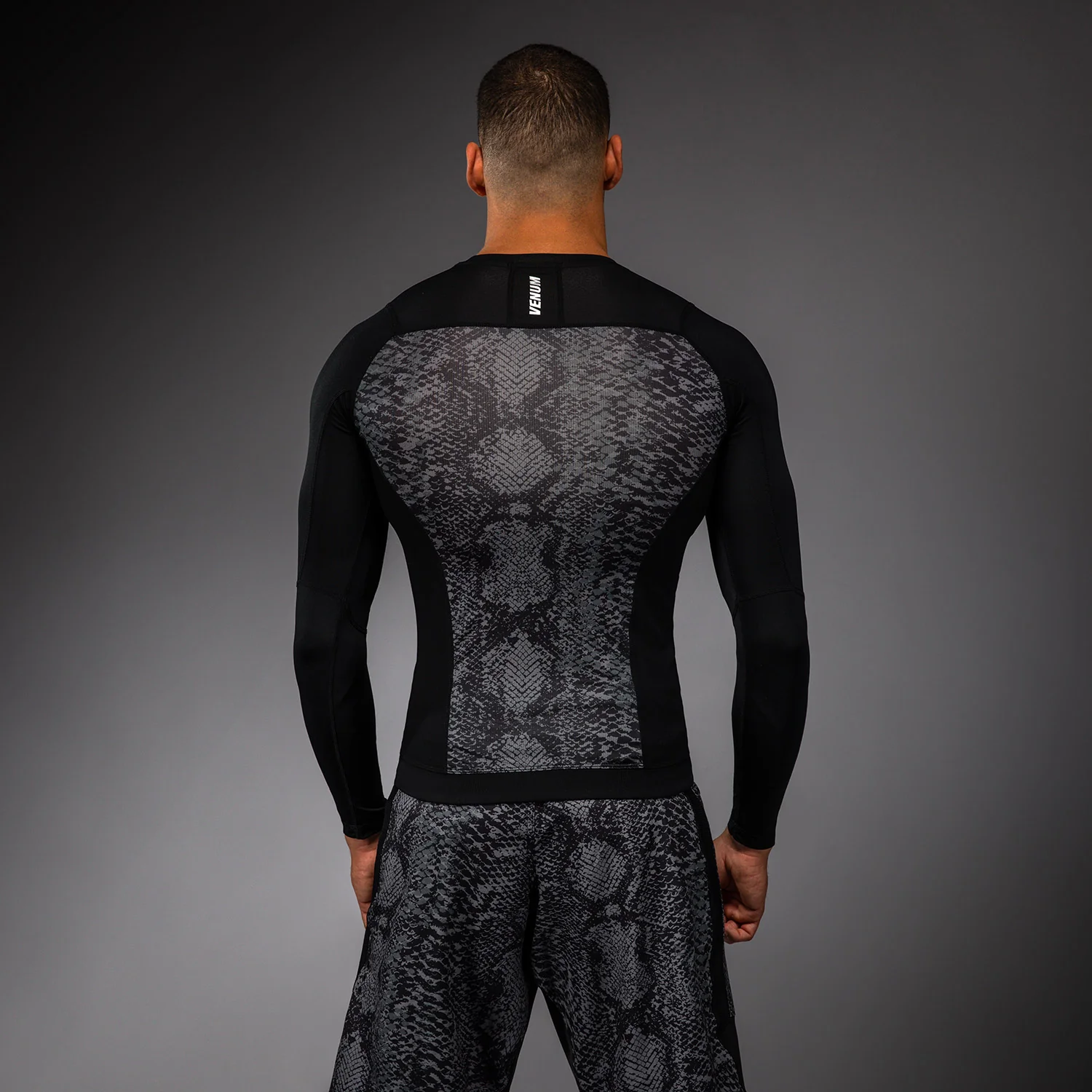 Venum G-Fit Scales Rashguard Manga Larga – Negro/Gris Carbón - Image 3