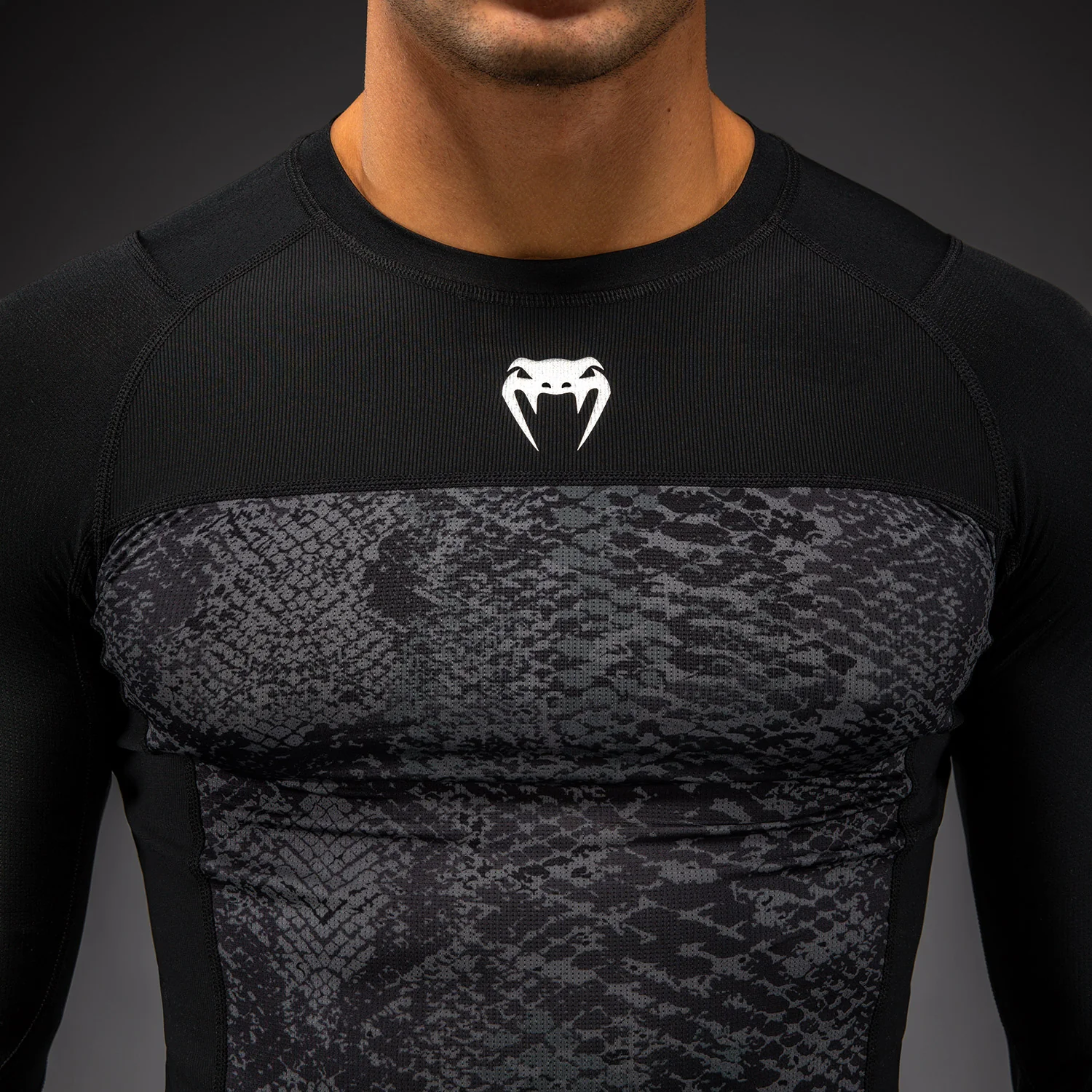 Venum G-Fit Scales Rashguard Manga Larga – Negro/Gris Carbón - Image 4