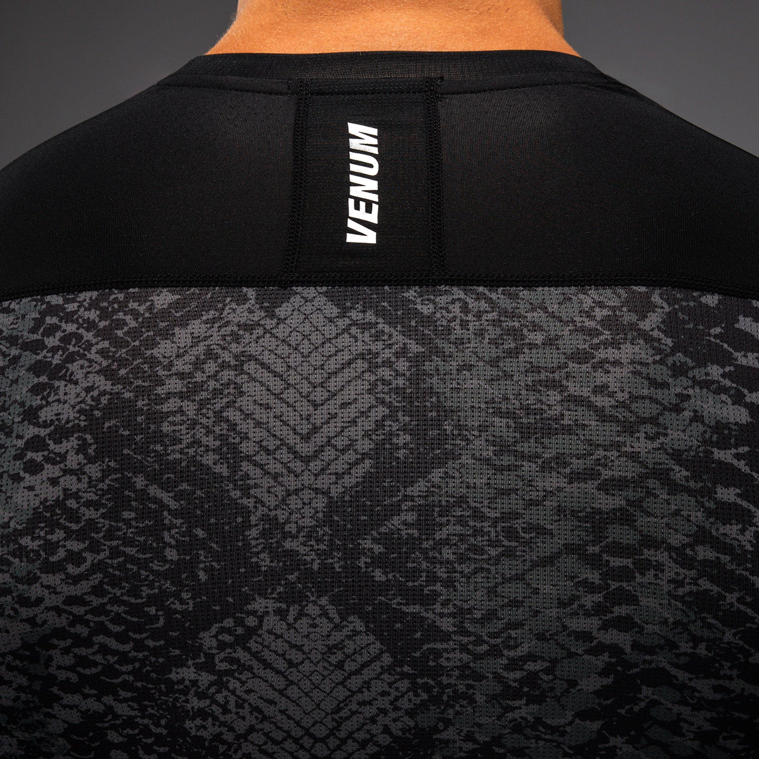 Venum G-Fit Scales Rashguard Manga Larga – Negro/Gris Carbón - Image 5