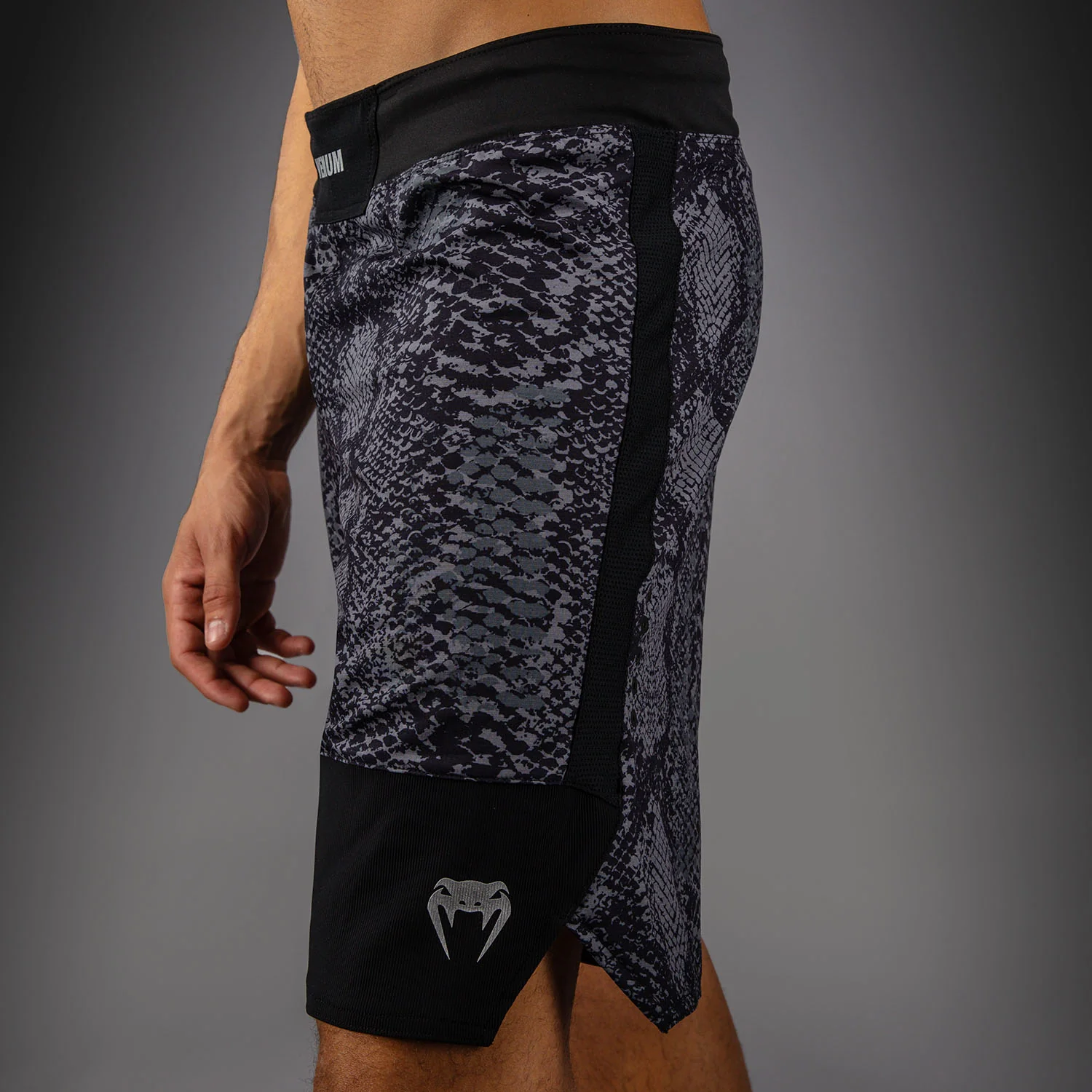 Venum G-Fit Scales Short de Combate – Negro/Gris Carbón - Image 2
