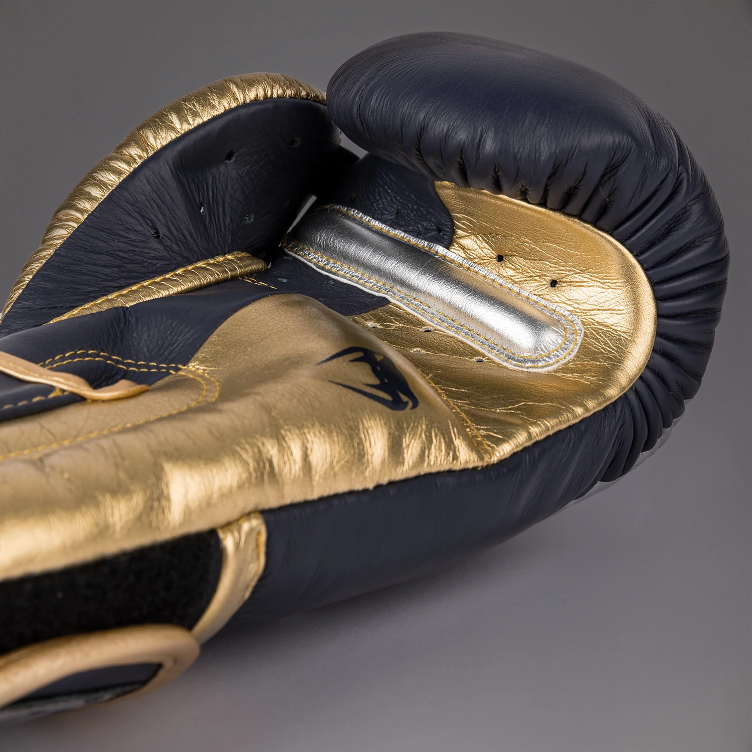 Venum Giant 3.0 Guantes de boxeo - Azul marino/Dorado - Edición especial - Image 5