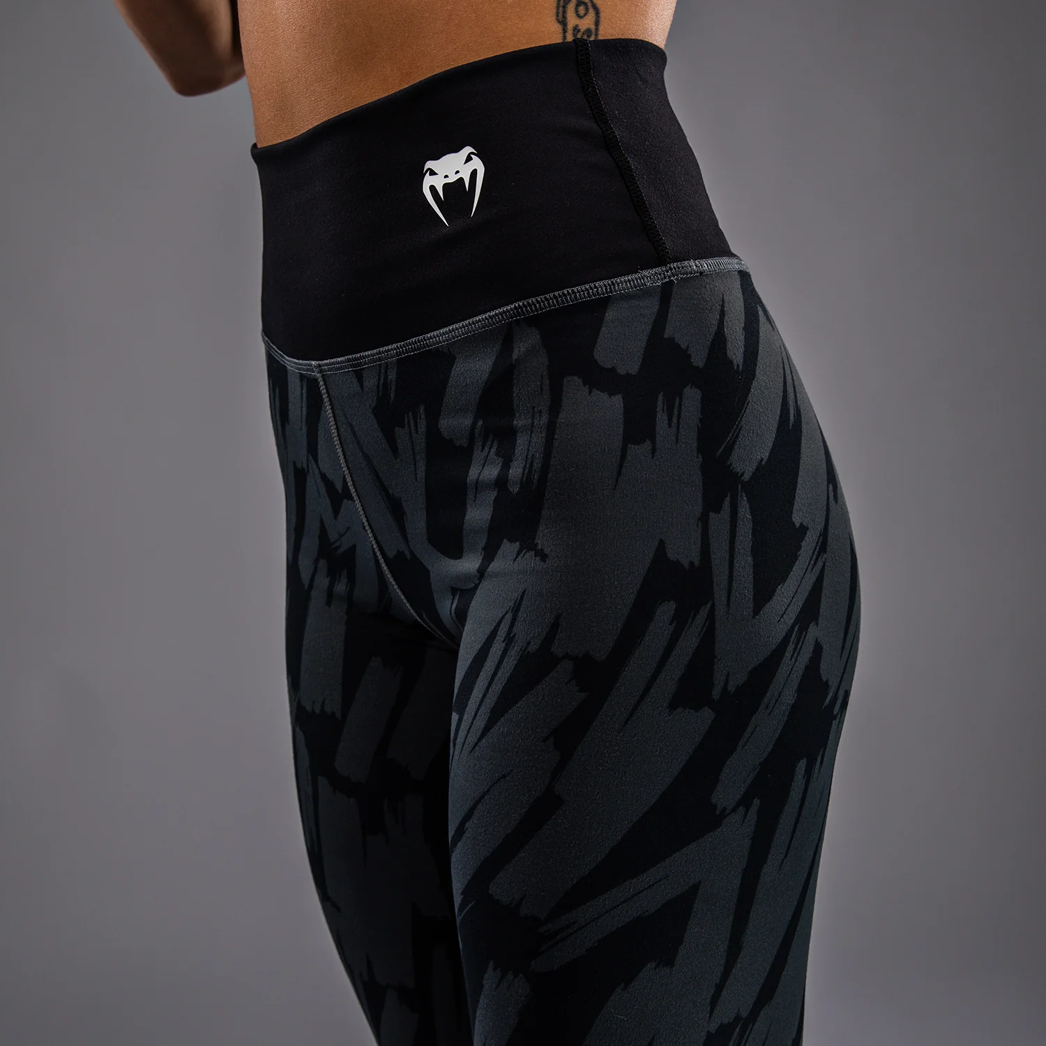Venum Graffiti Leggings 7/8 para Mujer - Carbón Urbano - Image 5