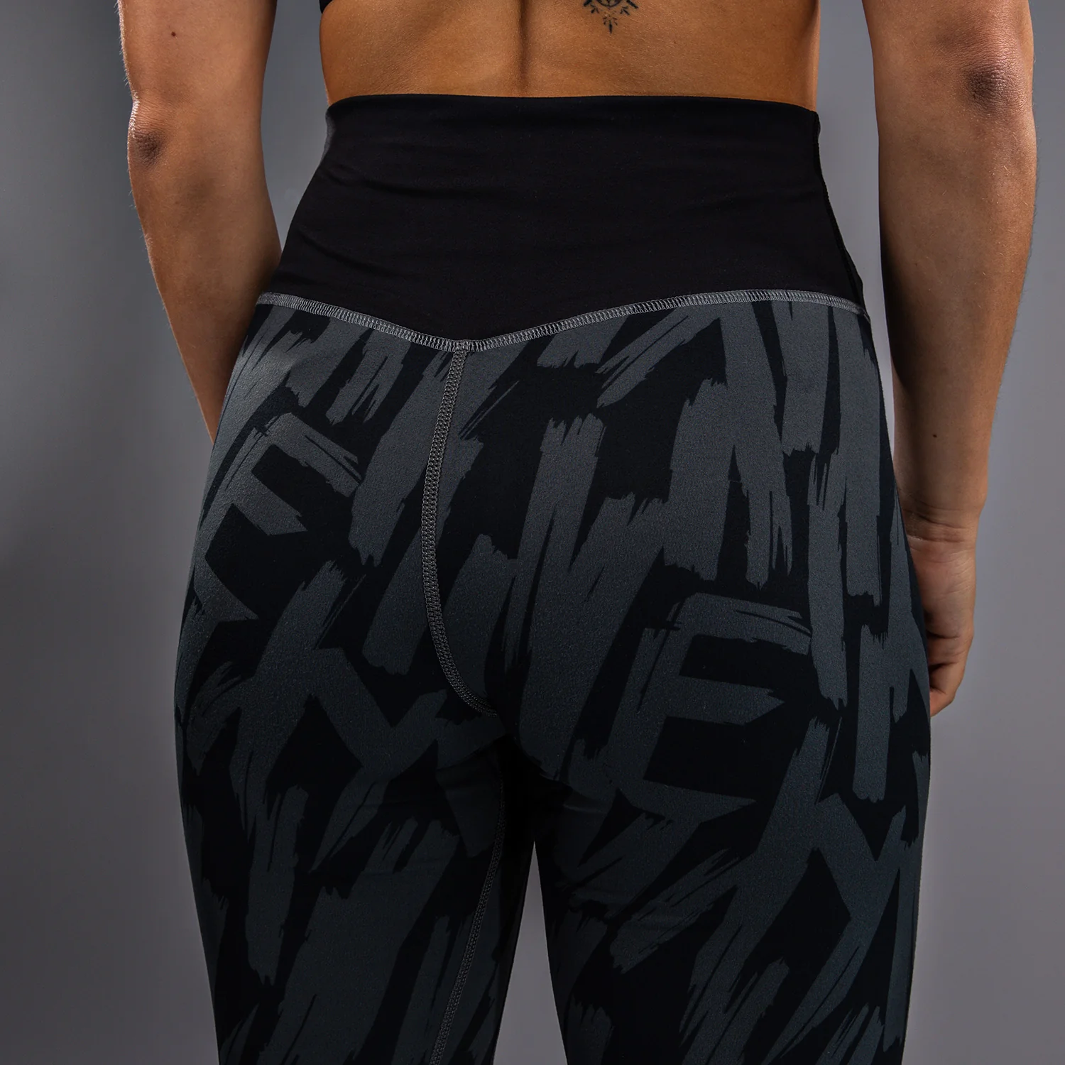 Venum Graffiti Leggings 7/8 para Mujer - Carbón Urbano - Image 6